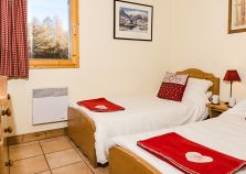 Twin bedroom with view over the mountains 