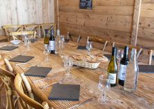 The dining area of Chalet Le Lievre