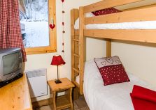 Cosy bunk room with TV