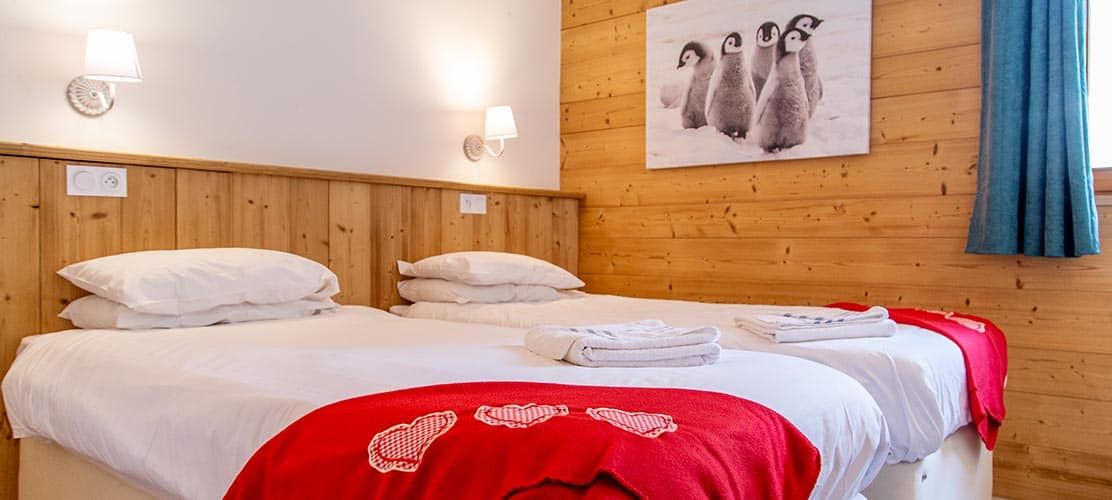 Twin bedroom at chalet cappella in La Plagne 1800